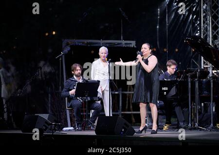 (200703) -- VIENNA, 3 luglio 2020 (Xinhua) -- gli attori si esibiscono al 'Theatre in Park' di Vienna, Austria, il 1 luglio 2020. Gli eventi culturali estivi di Vienna sono ripresi nel corso dell'alleggerimento delle restrizioni COVID-19. (Markus Wache/Handout via Xinhua) Foto Stock