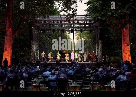 (200703) -- VIENNA, 3 luglio 2020 (Xinhua) -- spettatori assistere allo spettacolo al 'Theatre in Park' di Vienna, Austria, il 1 luglio 2020. Gli eventi culturali estivi di Vienna sono ripresi nel corso dell'alleggerimento delle restrizioni COVID-19. (Markus Wache/Handout via Xinhua) Foto Stock