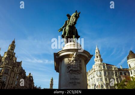 Porto, Portogallo - 27 Luglio 2018 : monumento equestre a Pedro IV in Piazza Liberdade inaugurato nel 1866. Foto Stock