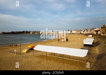 Saint Jean de Luz, Paesi Baschi francesi, Francia - 13 luglio 2019 : Vista generale della spiaggia vista dalla Promenade Jacques Thibaud. Foto Stock