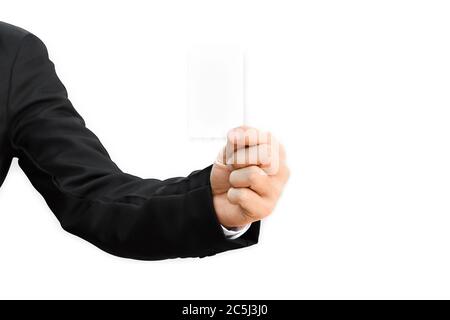 Mano dell'uomo in tuta che tiene il biglietto da visita bianco isolato su sfondo bianco, con tracciato di ritaglio. Foto Stock