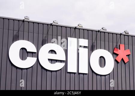 Bordeaux , Aquitaine / Francia - 07 02 2020 : testo del segno celio e il logo a croce sulla parete del negozio per abbigliamento uomo Foto Stock