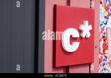 Bordeaux , Aquitaine / Francia - 07 02 2020 : segno e croce celio logo in negozio per uomo negozio di moda Foto Stock