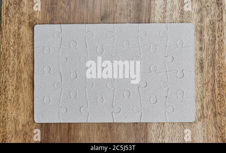 Primo piano di top down di puzzle su sfondo di legno Foto Stock