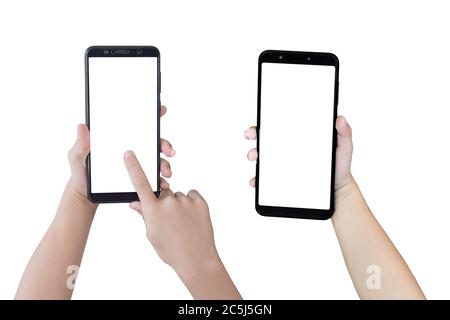 I bambini che tengono uno smartphone a schermo vuoto, isolati su sfondo bianco con tracciato di ritaglio. Foto Stock