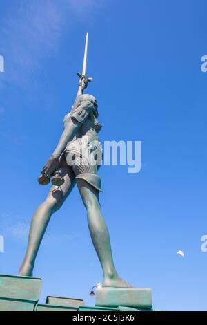 Statua 'Verity' di Damien Hirst sul porto di Ilfracombe, Devon del Nord, Inghilterra. Foto Stock