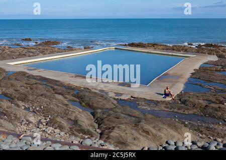 Lady accanto alla piscina di acqua salata a Westward ho!, North Devon, Summertime. Foto Stock