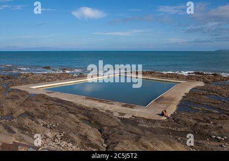 Lady accanto alla piscina di acqua salata a Westward ho!, North Devon, Summertime. Foto Stock