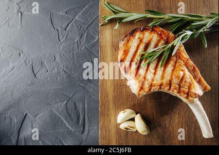 Bistecca succosa di manzo medio raro con rosmarino Foto Stock