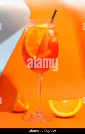 Aperol Spritz cocktail su sfondo colorato. Drink estivo Foto Stock