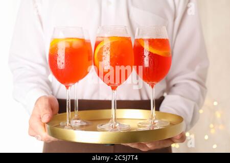 Vassoio portavande con cocktail aperol Spritz. Drink estivo Foto Stock