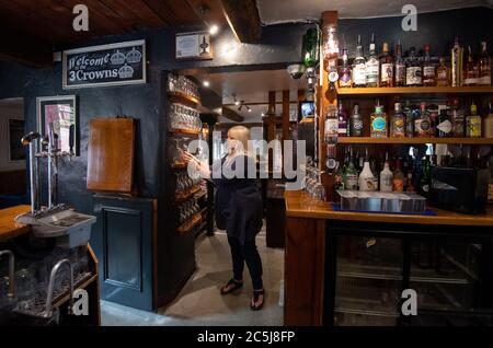 Landlady Carole Burton dietro il bar delle tre corone a Barrow su un ruggito, nel nord del Leicestershire, uno dei numerosi pub al di fuori della zona di blocco che hanno deciso di rimanere chiuso questo fine settimana dopo l'introduzione di un blocco locale a seguito di un picco in casi di coronavirus a Leicester. Foto Stock