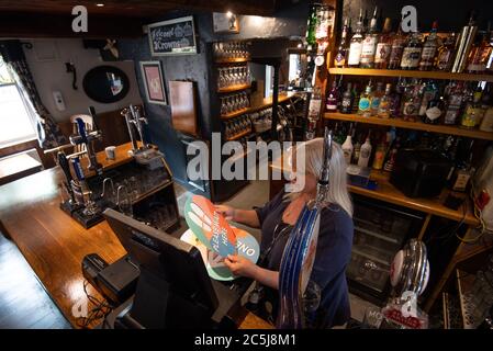 Landlady Carole Burton dietro il bar delle tre corone a Barrow su un ruggito, nel nord del Leicestershire, uno dei numerosi pub al di fuori della zona di blocco che hanno deciso di rimanere chiuso questo fine settimana dopo l'introduzione di un blocco locale a seguito di un picco in casi di coronavirus a Leicester. Foto Stock