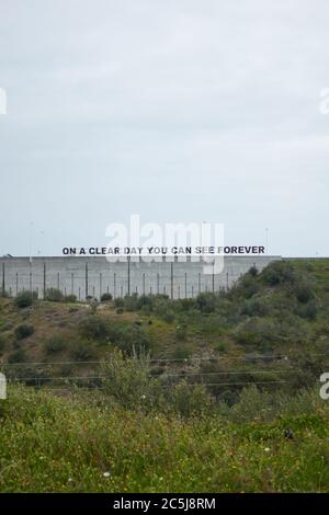 Frase della diga di Alqueva in una giornata limpida si può vedere Forever sul paesaggio verde e giorno nuvoloso ad Alentejo, Portogallo Foto Stock