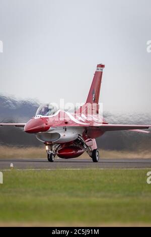 Republic of Singapore Air Force (RSAF) Lockheed Martin F-16CJ combattendo Falcon aerei da combattimento della squadra di visualizzazione Black Knights. Foto Stock