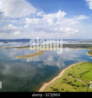 Lago artificiale acqua riflessione drone vista aerea del paesaggio Alqueva Dam e ad Alentejo, Portogallo Foto Stock