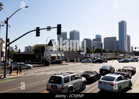 Traffico all'incrocio tra Santa Monica e Wilshire Boulevard, Beverly Hills, Los Angeles, California, Stati Uniti d'America Foto Stock
