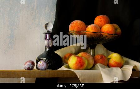 ancora vita con vetro, mele, pesche e prugne in stile classico olandese Foto Stock