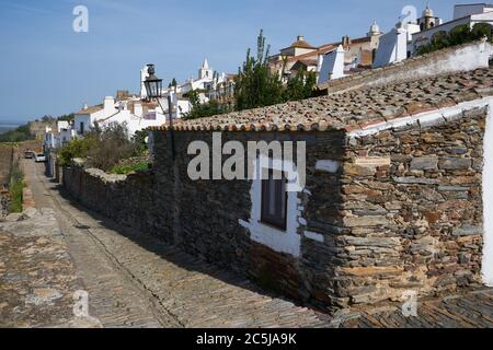 Monsaraz villaggio strada con case bianche in Alentejo, Portogallo Foto Stock