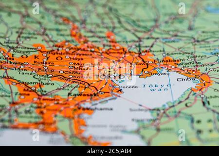 Poco profondo, macro fuoco di una mappa che mostra la capitale giapponese, Tokyo. Le regioni circostanti nella grande baia possono essere viste su questa mappa generale del Giappone. Foto Stock