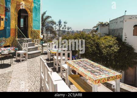 Tangeri, piccolo posto con tavoli e sedie sulla strada pubblica Foto Stock