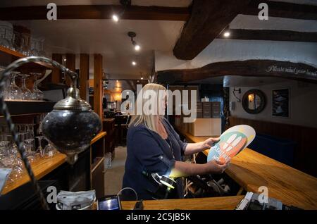 Landlady Carole Burton dietro il bar delle tre corone a Barrow su un ruggito, nel nord del Leicestershire, uno dei numerosi pub al di fuori della zona di blocco che hanno deciso di rimanere chiuso questo fine settimana dopo l'introduzione di un blocco locale a seguito di un picco in casi di coronavirus a Leicester. Foto Stock