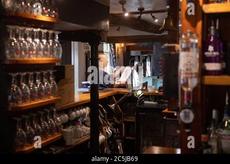 Landlady Carole Burton dietro il bar delle tre corone a Barrow su un ruggito, nel nord del Leicestershire, uno dei numerosi pub al di fuori della zona di blocco che hanno deciso di rimanere chiuso questo fine settimana dopo l'introduzione di un blocco locale a seguito di un picco in casi di coronavirus a Leicester. Foto Stock