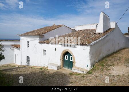 Evoramonte villaggio strada con case bianche ad Alentejo, Portogallo Foto Stock