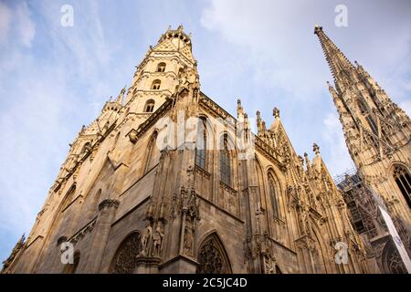 Stephan's Cathedral o Stephan Dom sullo shopping Graben Road gli austriaci e i viaggiatori stranieri visitano e rispettano dio che prega a Vienna, Aus Foto Stock