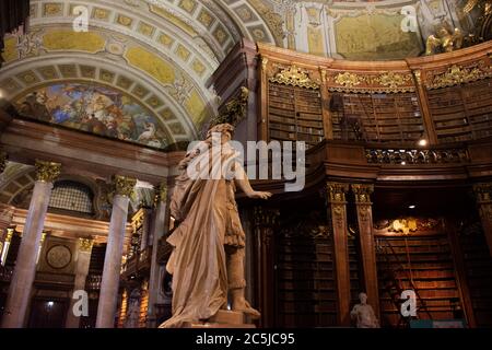 Il centro della statua di Prunksaal della vecchia biblioteca imperiale per gli austriaci e i viaggiatori stranieri visitano la Sala di Stato della lib nazionale austriaca Foto Stock