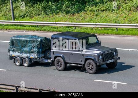 2014 grigio Land Rover Defender 90 XS TD; veicoli in movimento per il traffico veicolare, automobili che guidano rimorchi per il traino di veicoli su strade del Regno Unito, motori, motori sulla rete autostradale M6. Foto Stock