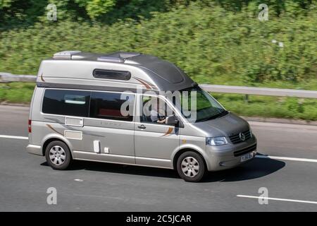 2007 beige VW Volkswagen Autosleeper Topaz Campervan T-Sporter T30 130 TDI LWB; veicoli veicolari in movimento, automobili che guidano veicoli su strade del Regno Unito, motori, motori sulla rete autostradale M6. Foto Stock