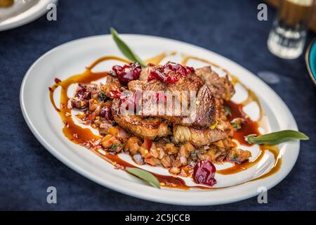 Carne di maiale cotta alla griglia questo piatto tradizionale del sud è chiamato shashlyk a Signahi, Georgia. Foto Stock