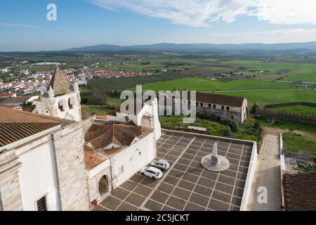 Vista della città di Estremoz dal castello di Alentejo, Portogallo Foto Stock