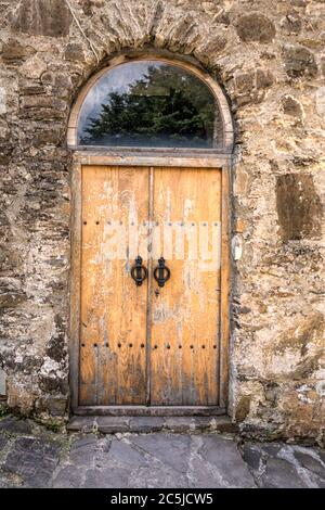 Vecchia porta di legno al monastero ortodosso, Georgia. Foto Stock