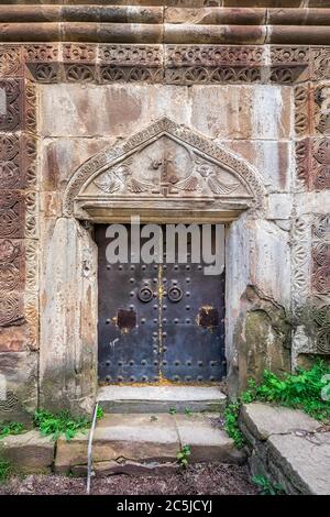 Vecchia porta di legno al monastero ortodosso, Georgia. Foto Stock