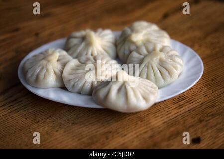 Khinkali on Plate è cucina nazionale in un ristorante georgiano. Foto Stock