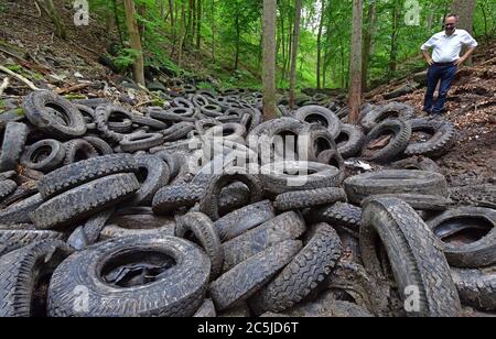 Schorba, Germania. 03 luglio 2020. OLAF Möller (Bündnis90/Die Grünen), Segretario di Stato per l'ambiente della Turingia, visita un sito di discarica contaminato con circa 1500 pneumatici. Nel Leutratal è iniziata la discarica dei vecchi pneumatici, conosciuta in tutta la Turingia. I costi ammontano a circa 50,000 euro. Il ministero ha detto che la zona forestale era stata usata come discarica di rifiuti selvatici dalla metà degli anni '50. Credit: Martin Schutt/dpa/Alamy Live News Foto Stock