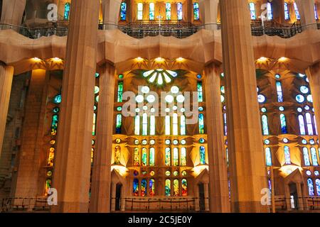 Barcellona, Spagna - 15 dicembre 2019: Vetrate dall'interno della Sagrada Familia a Barcellona, Spagna. Foto Stock