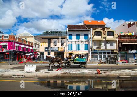 martinica, edifici colorati presso il porto in Martinica, Fort-de-France, vista della città dal porto, martinica strada Foto Stock