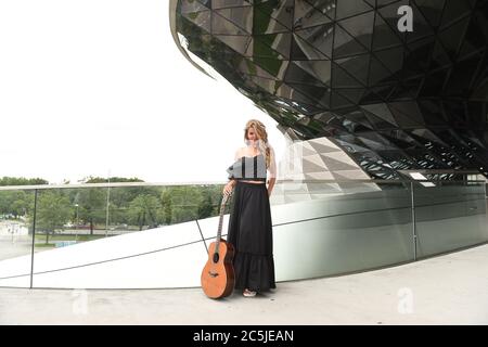 Monaco, Germania. 03 luglio 2020. Esclusiva DPA: La musicista Diana Burger presenta il suo album 'Confetti Into Life' in occasione di un'uscita fotografica alla BMW Welt. Le sue canzoni danceable e premurose autodistrate distinguono la sua musica, che affonda le sue radici nel genere Schlager. Credit: Felix Hörhager/dpa/Alamy Live News Foto Stock