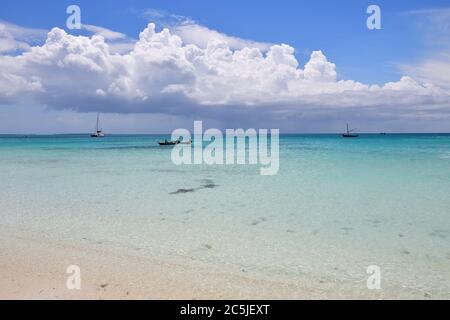 Barche nell'oceano Indiano al mattino, Zanzibar, Tanzania, Africa Foto Stock