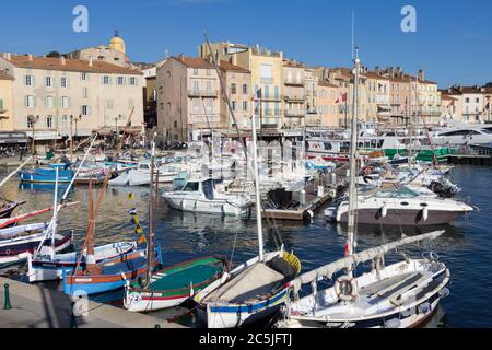 Vista del porto, Saint-Tropez, Var, Provenza-Alpi-Costa Azzurra, Francia, Europa Foto Stock