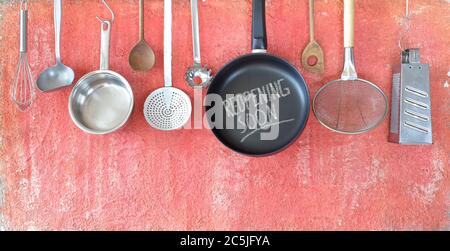 Ristorante che annuncia la riapertura dopo il blocco corona, cucina, concetto culinario sulla lavagna. Spazio di copia buono Foto Stock