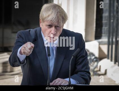 Il nuovo Primo Ministro Boris Johnson fa il suo primo discorso come PM al di fuori n. 10 di Downing Street, Westminster, London, Regno Unito Foto Stock