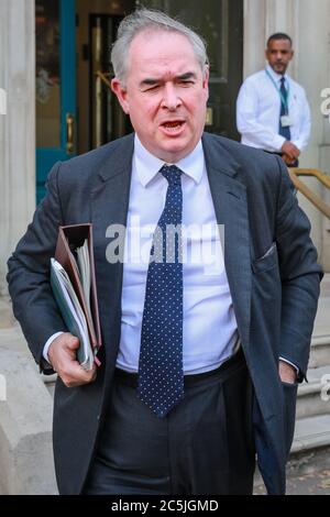 Geoffrey Cox QC MP, avvocato generale lascia l'ufficio di gabinetto a Whitehall, Londra, Regno Unito Foto Stock