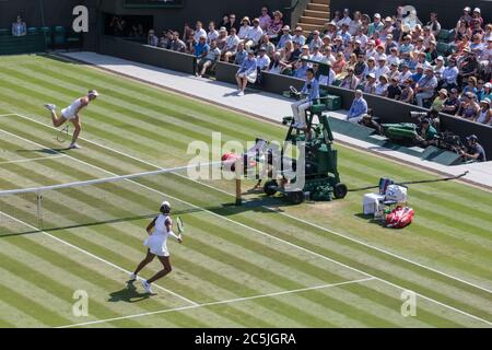 Il giocatore americano di tennis Venus Williams in una partita contro Kiki Mertens, i Campionati 2018, Wimbledon All England Lawn Tennis Club, Londra, Regno Unito Foto Stock