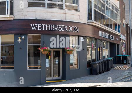 Il luminoso pub e bar Helm Wetherspoon in West Street Brighton UK Foto Stock