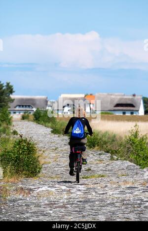 Neuendorf, Germania. 06 giugno 2020. Un turista fa un giro in bicicletta su una vecchia diga a Neuendorf. Credit: Fahren/dpa-Zentralbild/ZB/dpa/Alamy Live News Foto Stock