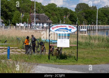 Neuendorf, Germania. 06 giugno 2020. Vista sul porto del villaggio di pescatori Kloster. Credit: Fahren/dpa-Zentralbild/ZB/dpa/Alamy Live News Foto Stock